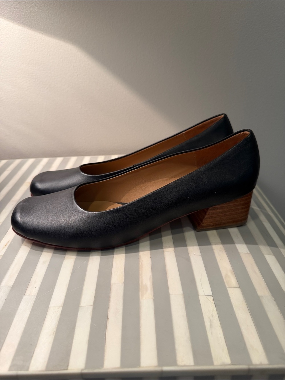Women's Huma Blanco Classic Black Rounded-Toe Pumps Size 41